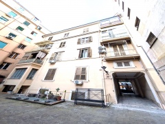 ea_Cicerone_ingresso_palazzo