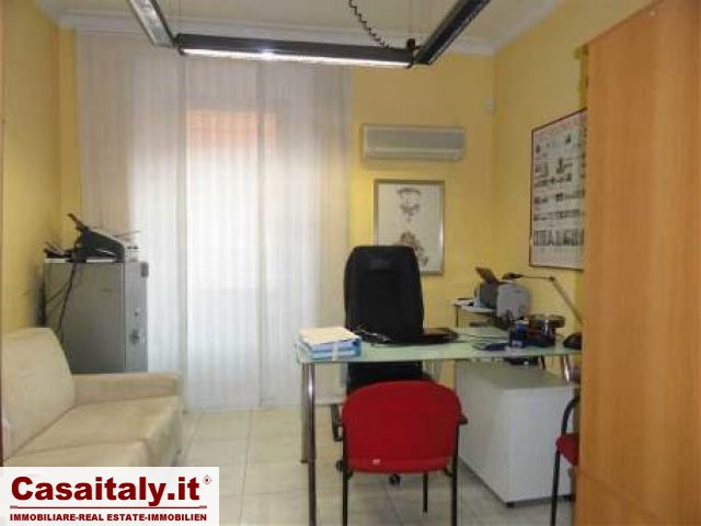 Re di Roma, office to let